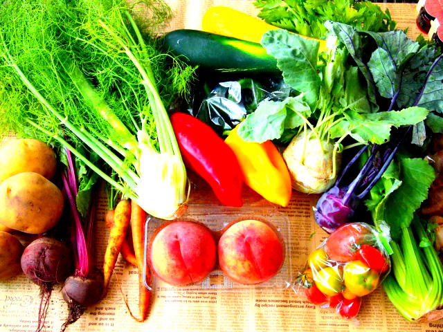 酵素は主に生の野菜や果物、発酵食などに豊富に含まれています（食物酵素）