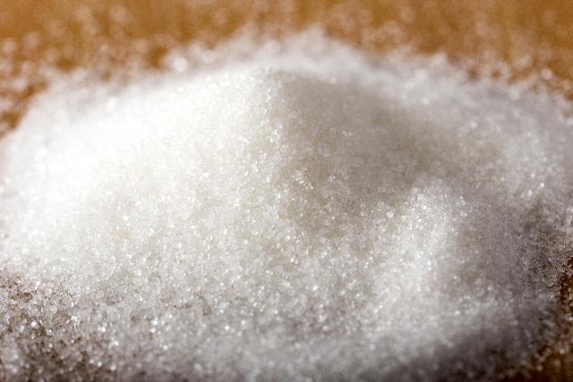 精製された白砂糖や異性化糖などの人工甘味料を減らす。